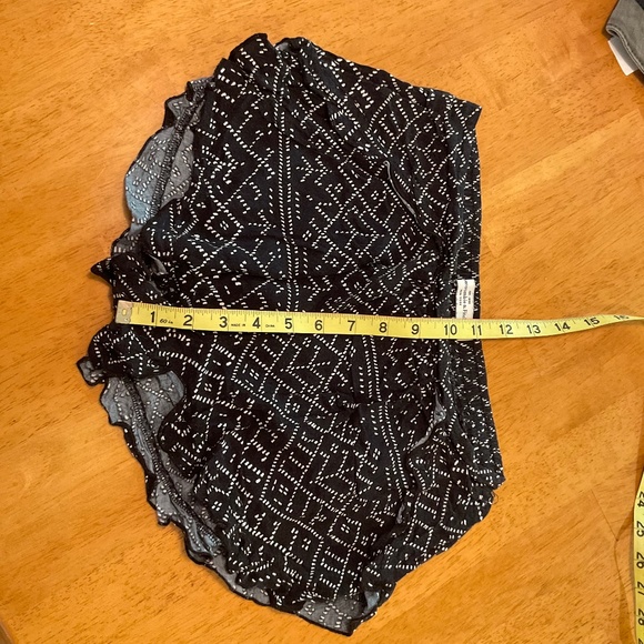 Abercrombie & Fitch navy geometric print ruffle hem shorts S - Picture 2 of 4